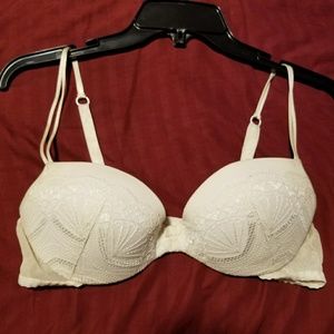 Cream-colored lace Wonder Bra